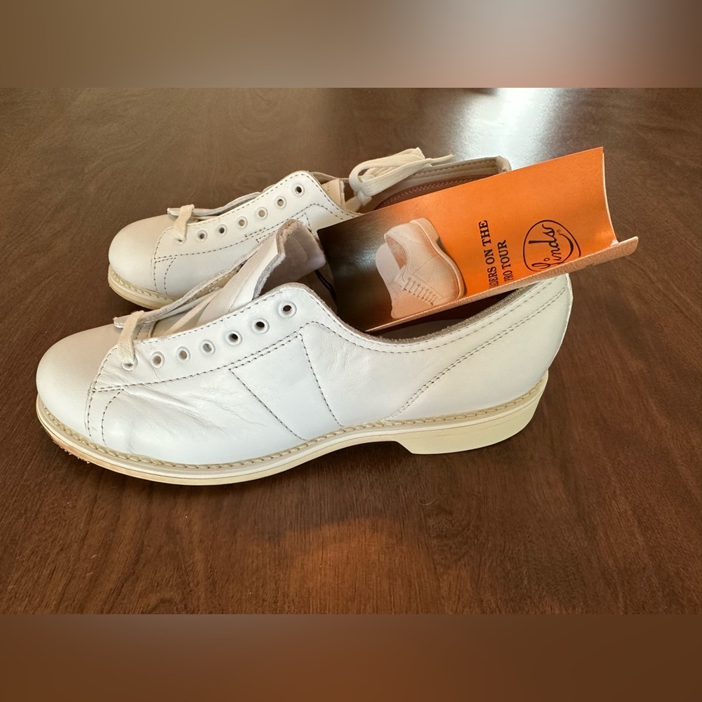 Lind’s women’s Classic Bowling Shoes Left Hand 4.5AA White New with Tags.